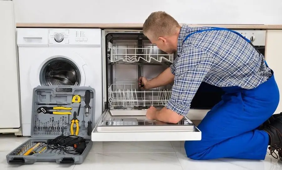 Keçiören Hitachi servisi teknisyen ekibi beyaz eşya tamiri yaparken